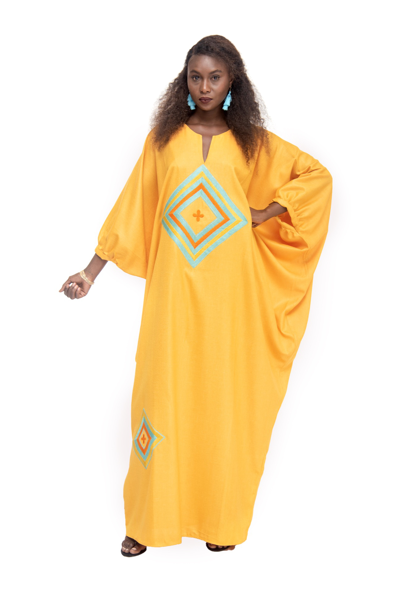 Boubou Djalaika en lin, coupe classique resserrée aux poignets, ornement broderie