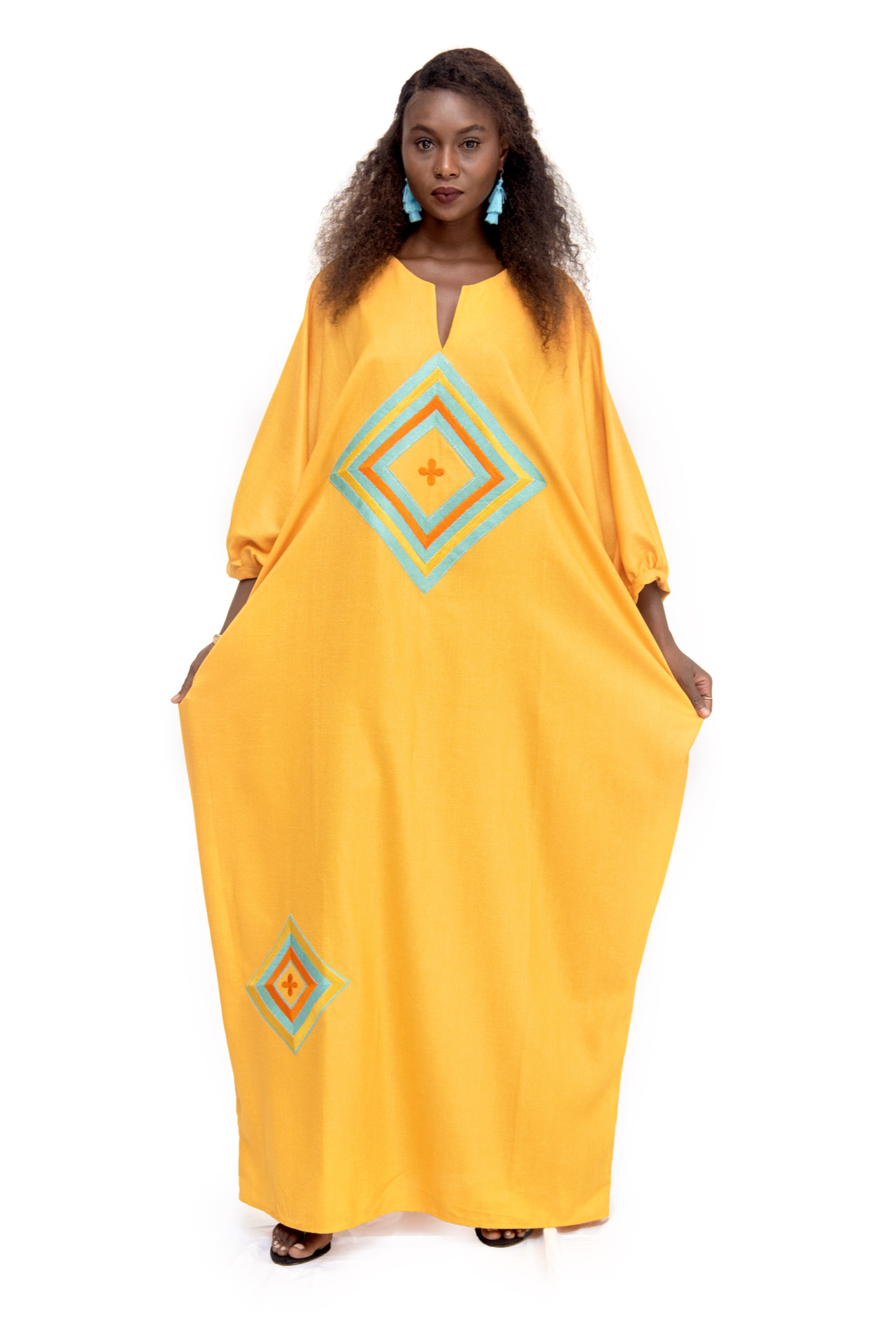 Boubou Djalaika en lin, coupe classique resserrée aux poignets, ornement broderie