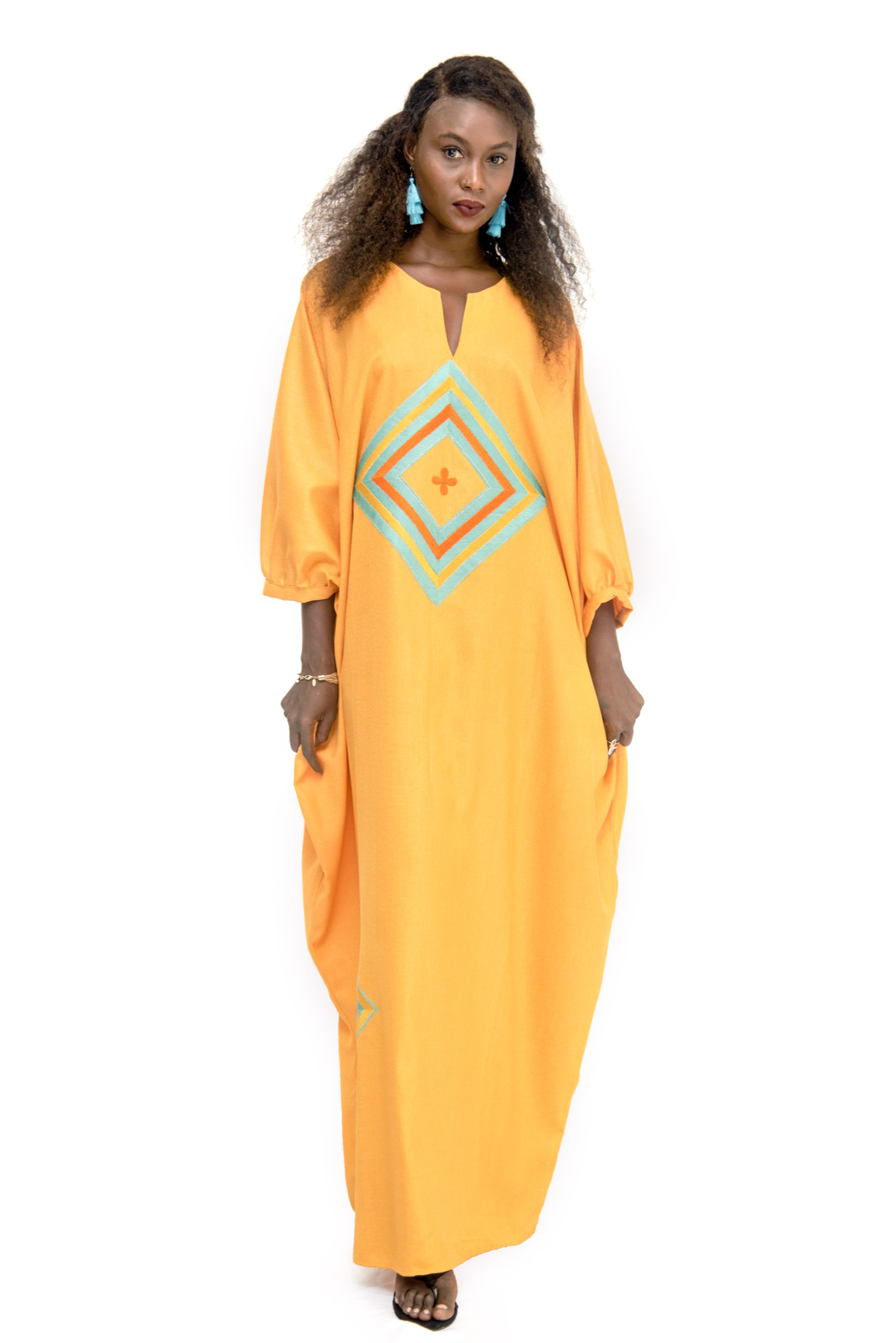 Boubou Djalaika en lin, coupe classique resserrée aux poignets, ornement broderie