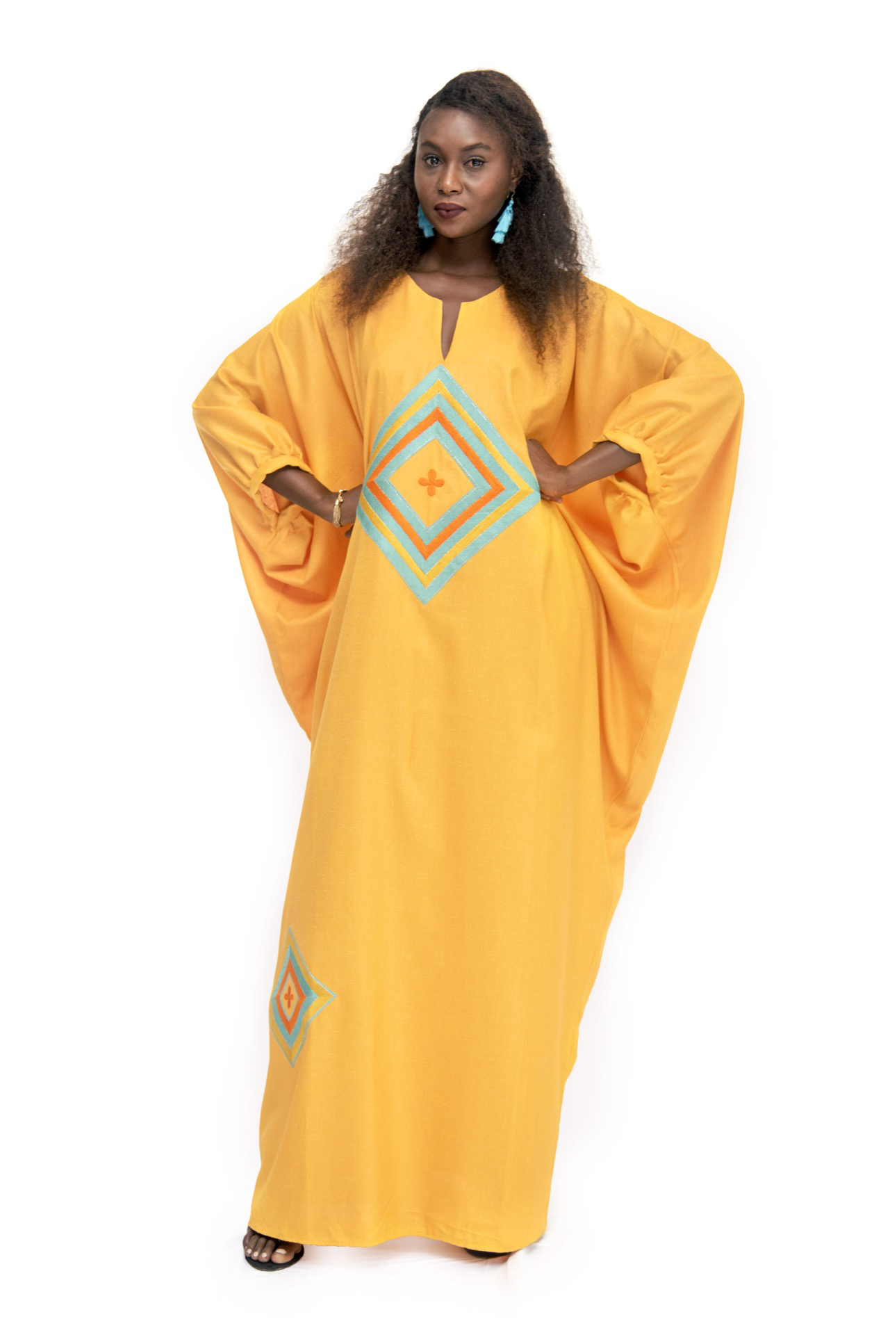 Boubou Djalaika en lin, coupe classique resserrée aux poignets, ornement broderie