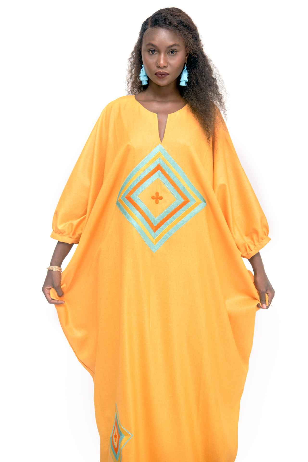 Boubou Djalaika en lin, coupe classique resserrée aux poignets, ornement broderie