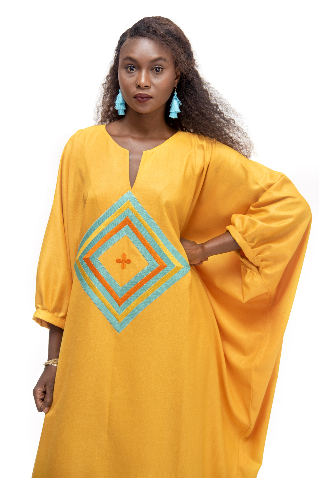 Boubou Djalaika en lin, coupe classique resserrée aux poignets, ornement broderie
